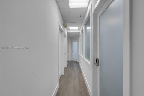 Commercial property in North Miami, Florida № 1684080 - photo 7