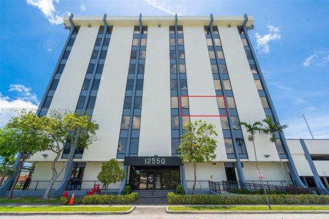 Commercial property in North Miami, Florida № 1684080 - photo 1
