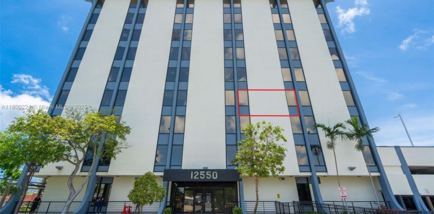 Commercial property in North Miami, Florida № 1684080