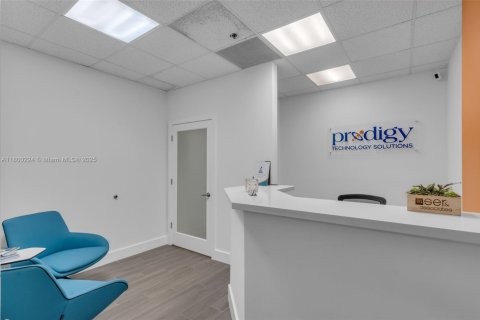 Commercial property in North Miami, Florida № 1684080 - photo 4