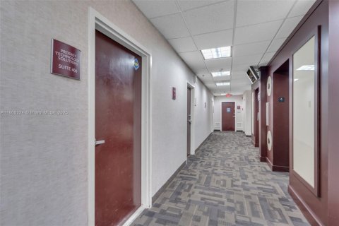 Commercial property in North Miami, Florida № 1684080 - photo 3