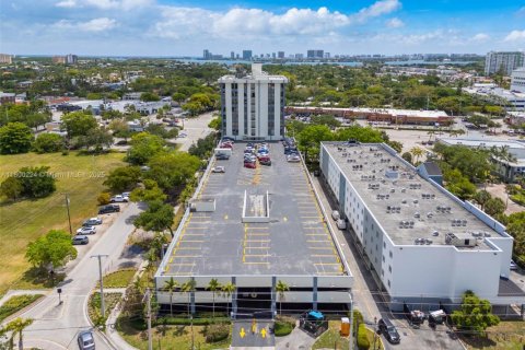Commercial property in North Miami, Florida № 1684080 - photo 18