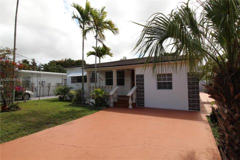 Villa ou maison à louer à Miami, Floride: 3 chambres, 169.73 m2 № 2074934 - photo 3