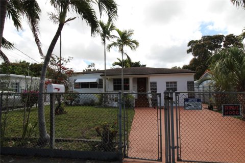 Villa ou maison à louer à Miami, Floride: 3 chambres, 169.73 m2 № 2074934 - photo 2