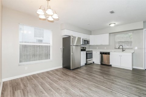 House in Tampa, Florida 4 bedrooms, 140.47 sq.m. № 1635095 - photo 6
