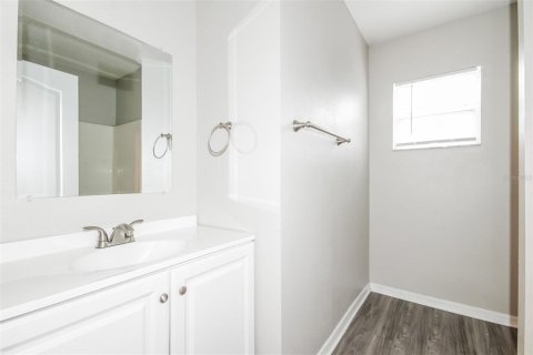 House in Tampa, Florida 4 bedrooms, 140.47 sq.m. № 1635095 - photo 11