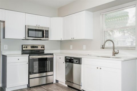 House in Tampa, Florida 4 bedrooms, 140.47 sq.m. № 1635095 - photo 8
