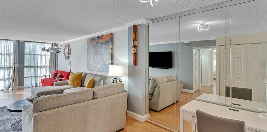 Condo in Hallandale Beach, Florida, 2 bedrooms № 1836033