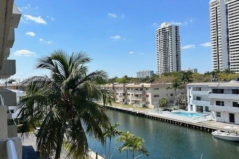 Condo in North Miami Beach, Florida, 1 bedroom  № 2051602 - photo 21