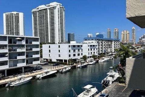 Condo in North Miami Beach, Florida, 1 bedroom  № 2051602 - photo 2