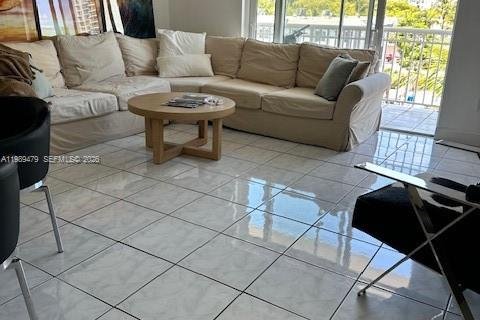 Condo in North Miami Beach, Florida, 1 bedroom  № 2051602 - photo 5