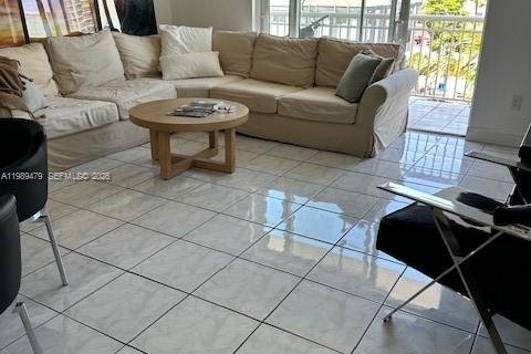 Condo in North Miami Beach, Florida, 1 bedroom  № 2051602 - photo 4