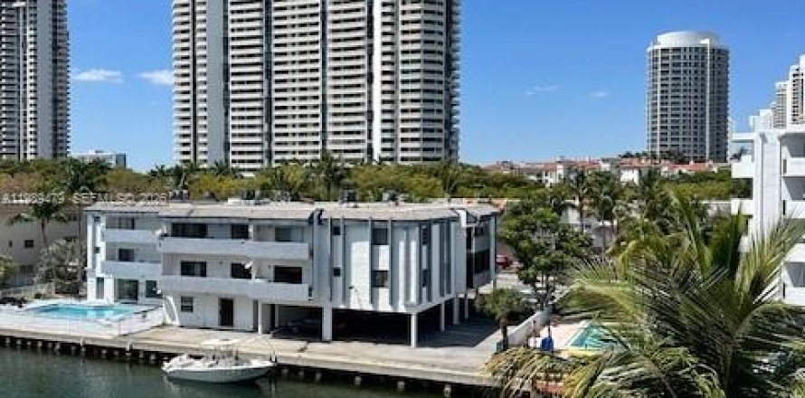 Condo in North Miami Beach, Florida, 1 bedroom  № 2051602