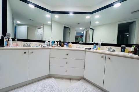 Condo in Miami, Florida, 2 bedrooms  № 1705784 - photo 23