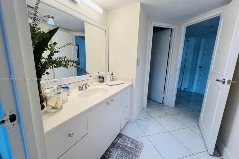 Condo in Miami, Florida, 2 bedrooms  № 1705784 - photo 29