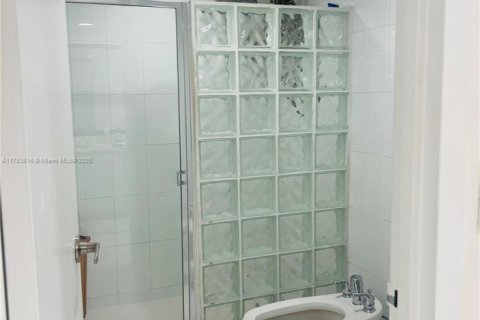 Condo in Miami, Florida, 2 bedrooms  № 1705784 - photo 25