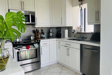 Condo in Miami, Florida, 2 bedrooms  № 1705784 - photo 19