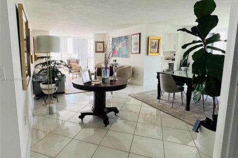 Condo in Miami, Florida, 2 bedrooms  № 1705784 - photo 14