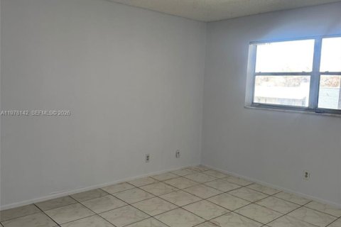 Condo in Tamarac, Florida, 2 bedrooms  № 2042109 - photo 10