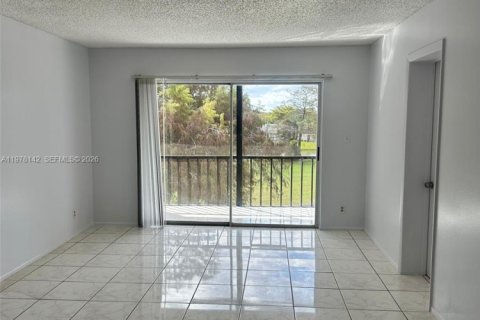 Condo in Tamarac, Florida, 2 bedrooms  № 2042109 - photo 9