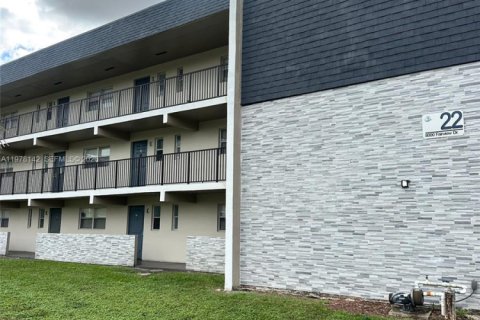 Condo in Tamarac, Florida, 2 bedrooms  № 2042109 - photo 2