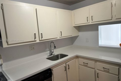 Condo in Tamarac, Florida, 2 bedrooms  № 2042109 - photo 5