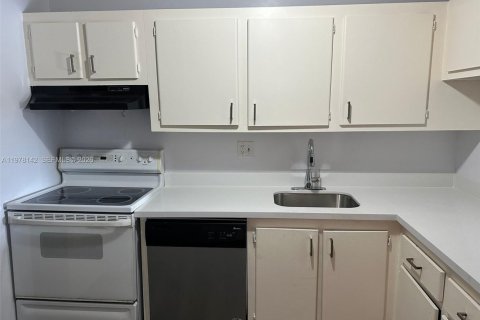 Condo in Tamarac, Florida, 2 bedrooms  № 2042109 - photo 4