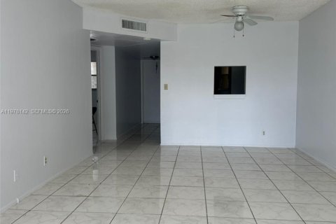 Condo in Tamarac, Florida, 2 bedrooms  № 2042109 - photo 8
