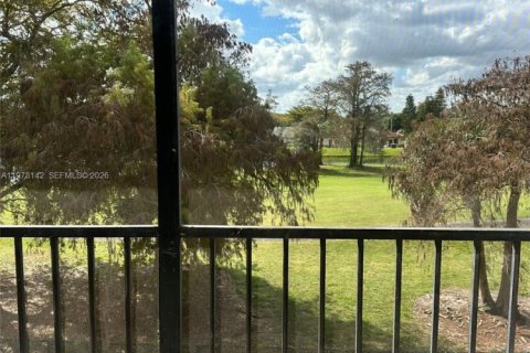 Condo in Tamarac, Florida, 2 bedrooms  № 2042109 - photo 11