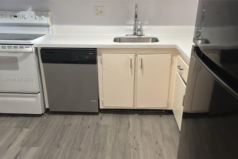 Condo in Tamarac, Florida, 2 bedrooms  № 2042109 - photo 3