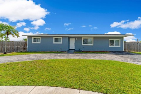 House in Homestead, Florida 3 bedrooms, 146.79 sq.m. № 1786996 - photo 1