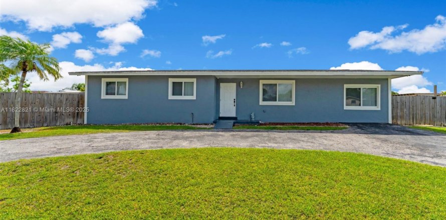 House in Homestead, Florida 3 bedrooms, 146.79 sq.m. № 1786996