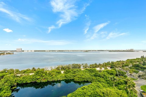 Condo in Riviera Beach, Florida, 2 bedrooms  № 2176405 - photo 3