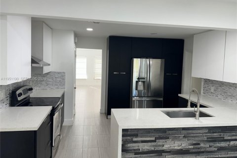 Copropriété à louer à Coral Springs, Floride: 3 chambres, 145.86 m2 № 2079923 - photo 2