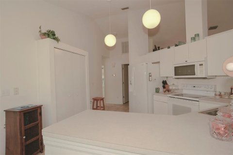 House in Sun City Center, Florida 2 bedrooms, 155.43 sq.m. № 1387411 - photo 3