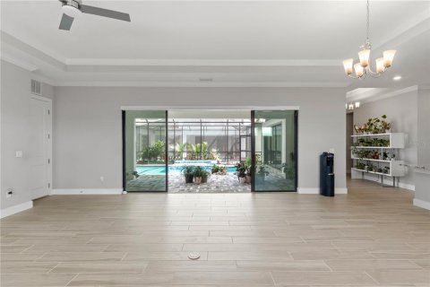 House in San Antonio, Florida 6 bedrooms, 339.37 sq.m. № 2400340 - photo 11