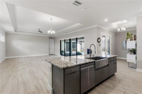 House in San Antonio, Florida 6 bedrooms, 339.37 sq.m. № 2400340 - photo 8