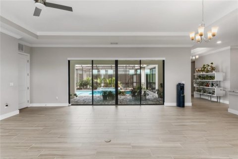 House in San Antonio, Florida 6 bedrooms, 339.37 sq.m. № 2400340 - photo 9