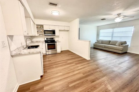 Immobilier commercial à vendre à North Port, Floride: 6 chambres, 214.05 m2 № 2291867 - photo 5