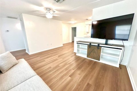 Immobilier commercial à vendre à North Port, Floride: 6 chambres, 214.05 m2 № 2291867 - photo 7