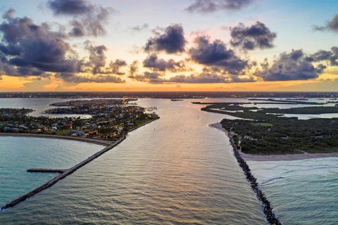 Condo in Hutchinson Island South, Florida, 3 bedrooms № 2246574 - photo 2