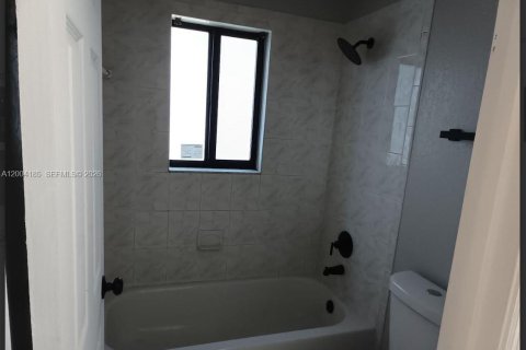 House in Fort Lauderdale, Florida 3 bedrooms, 110.93 sq.m. № 2068537 - photo 8