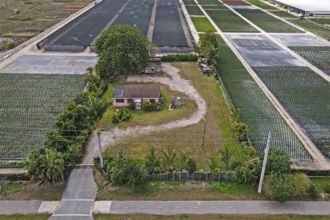 House in Homestead, Florida 4 bedrooms, 144 sq.m. № 2041117 - photo 2