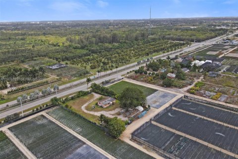 House in Homestead, Florida 4 bedrooms, 144 sq.m. № 2041117 - photo 13