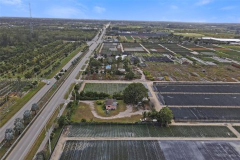 House in Homestead, Florida 4 bedrooms, 144 sq.m. № 2041117 - photo 12