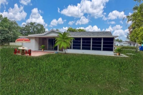 House in LaBelle, Florida 2 bedrooms, 85.47 sq.m. № 1770459 - photo 2