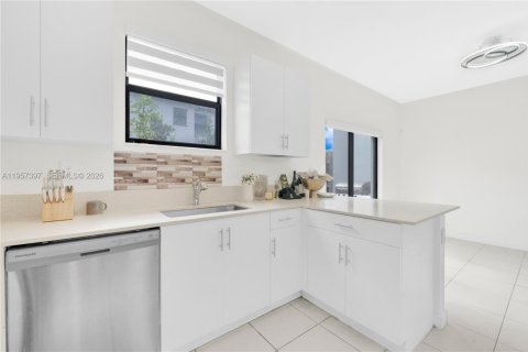 Townhouse in Homestead, Florida 3 bedrooms, 123.65 sq.m. № 2011430 - photo 24