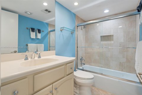 Condo in Fort Lauderdale, Florida, 3 bedrooms  № 1855158 - photo 23