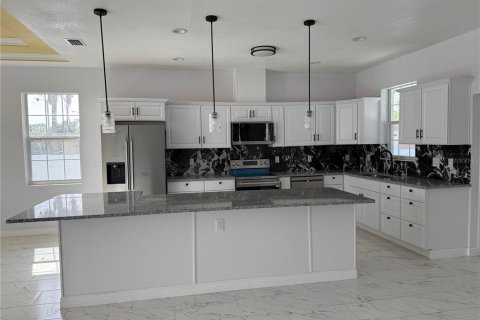 House in Saint Petersburg, Florida 3 bedrooms, 142.23 sq.m. № 1589982 - photo 8