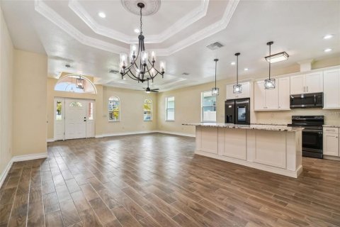 House in Saint Petersburg, Florida 3 bedrooms, 142.23 sq.m. № 1589982 - photo 2
